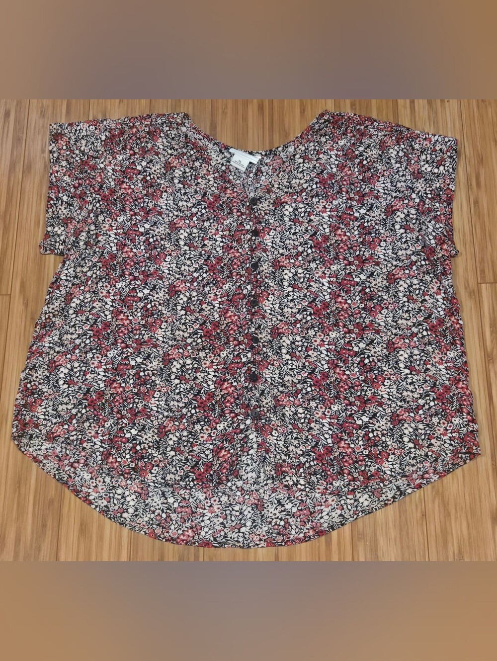 Liz Claiborne Sleeveless Patterned V-Neck Top